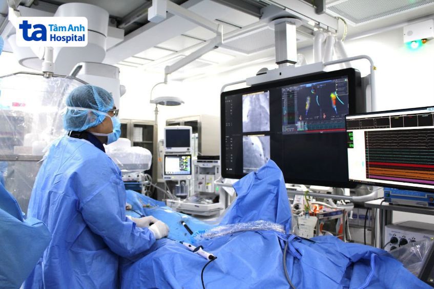 Bác sĩ Bệnh viện Đa khoa Tâm Anh thực hiện triệt đốt ổ loạn nhịp tim cho bệnh nhân bị rối loạn nhịp