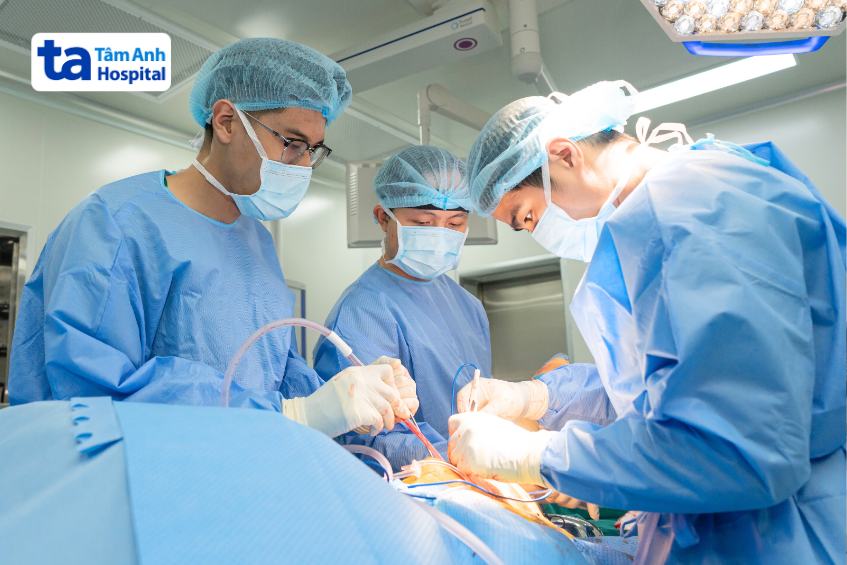 bác sĩ ân thay khớp cho bệnh nhân