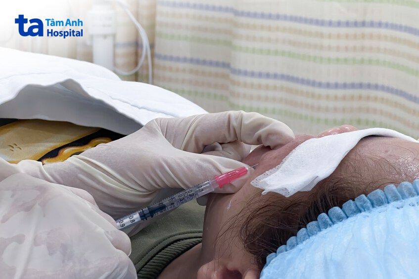 bác sĩ đang điều trị