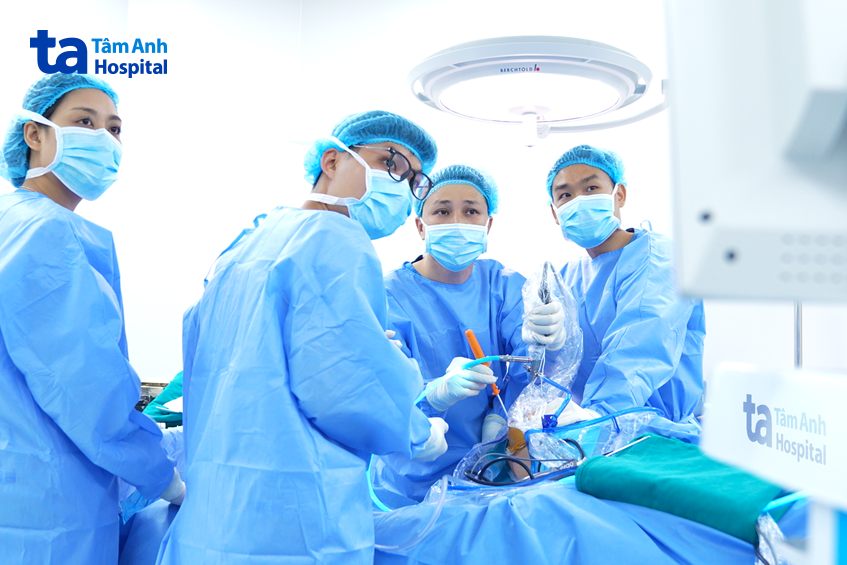 bác sĩ đang phẫu thuật cho người bệnh