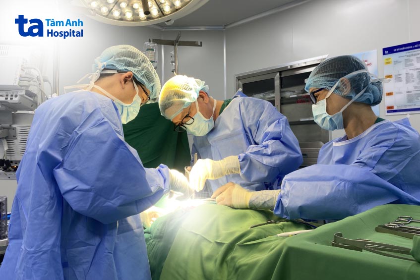 bác sĩ đang phẫu thuật tuyến giáp bệnh nhân