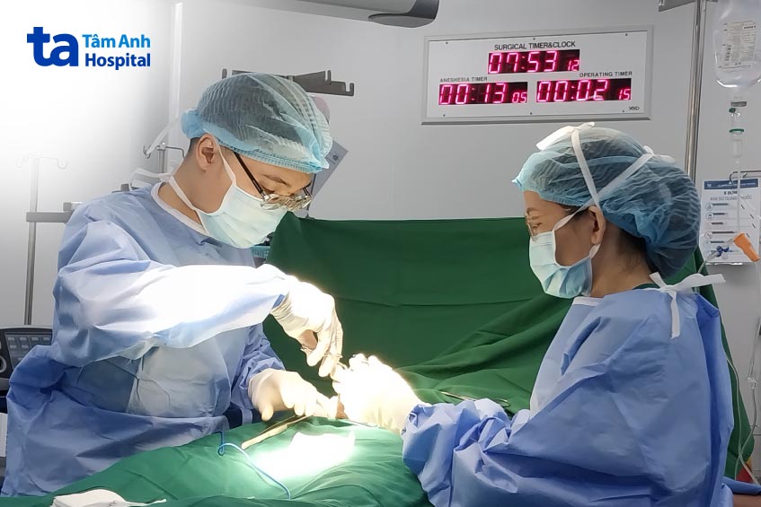 bác sĩ đang phẫu thuật