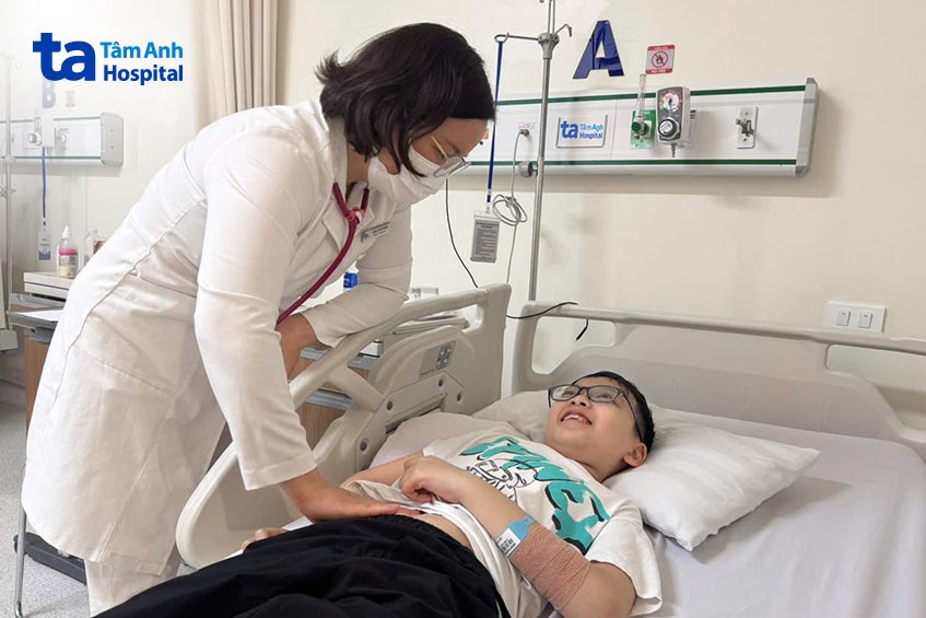 Bác sĩ đang thăm khám cho bé Kiệt