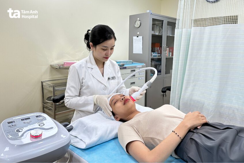 bác sĩ diện di cho khách hàng