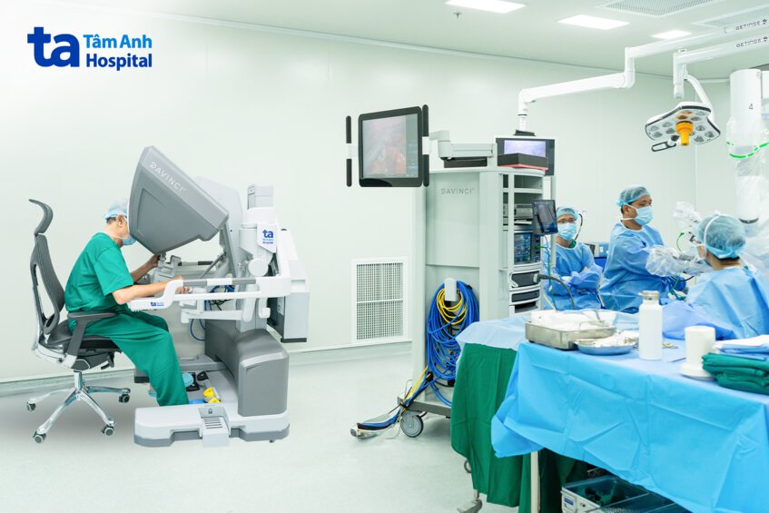 bác sĩ điều khiển robot