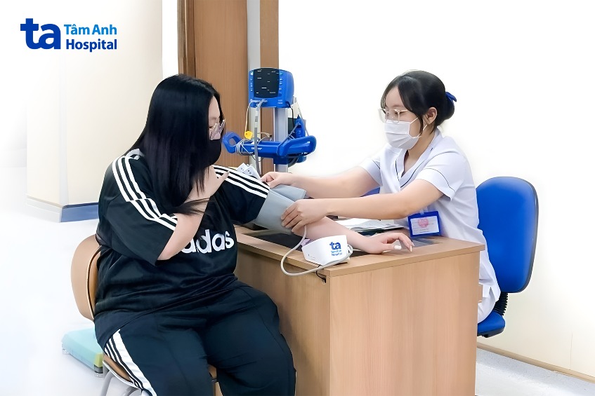 bác sĩ đo huyết áp chị l