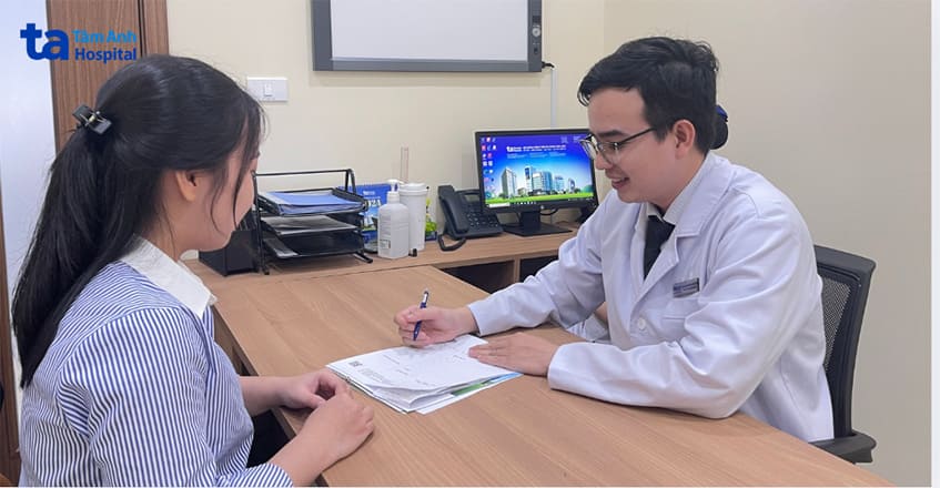 bác sĩ đọc kết quả xét nghiệm và tư vấn cho bệnh nhân