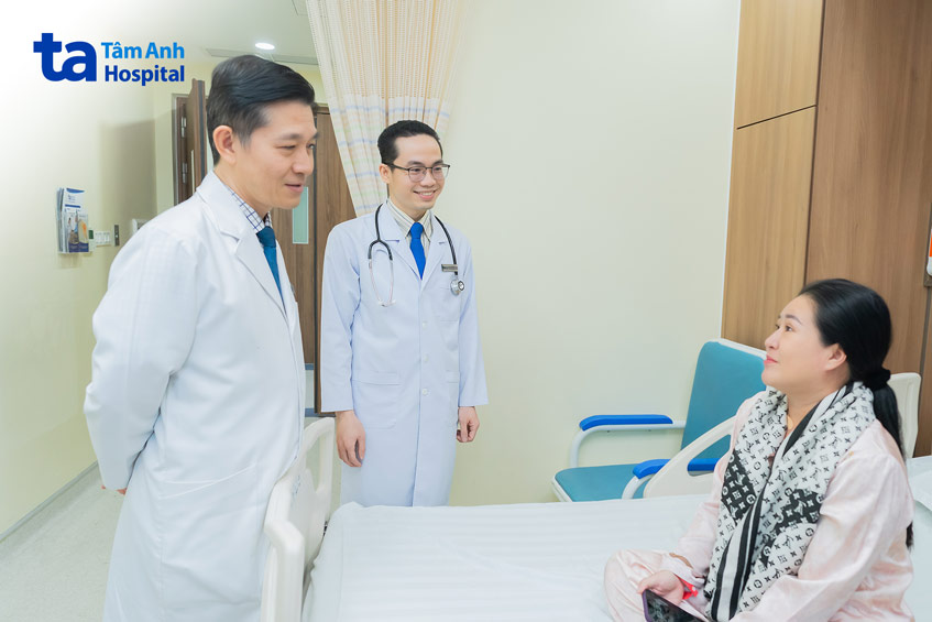 Bác sĩ Dũng chúc mừng bệnh nhân hồi phục hoàn toàn, hai ngày sau ca phẫu thuật u trung thất bằng robot