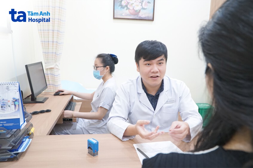 Bác sĩ Hiếu tư vấn cho bệnh nhân các phương pháp điều trị tình trạng nách nặng mùi