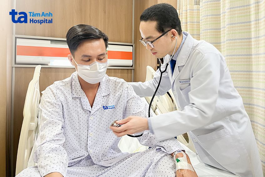 Bác sĩ Hoài kiểm tra sức khỏe bệnh nhân sau ca mổ nâng ngực