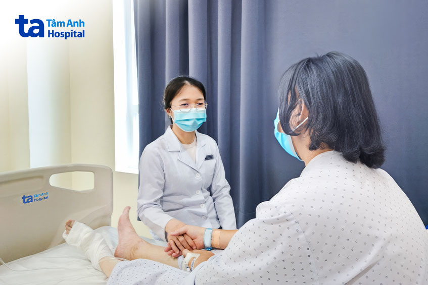 bác sĩ hỏi thăm sức khỏe người bệnh