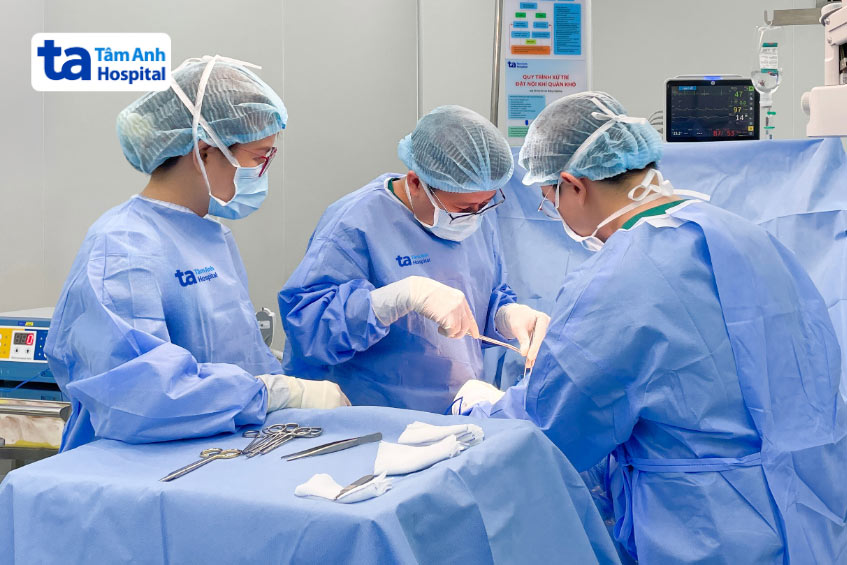 Bác sĩ Huy (ở giữa) phẫu thuật đưa tinh hoàn của anh Hoàng từ bụng xuống bìu