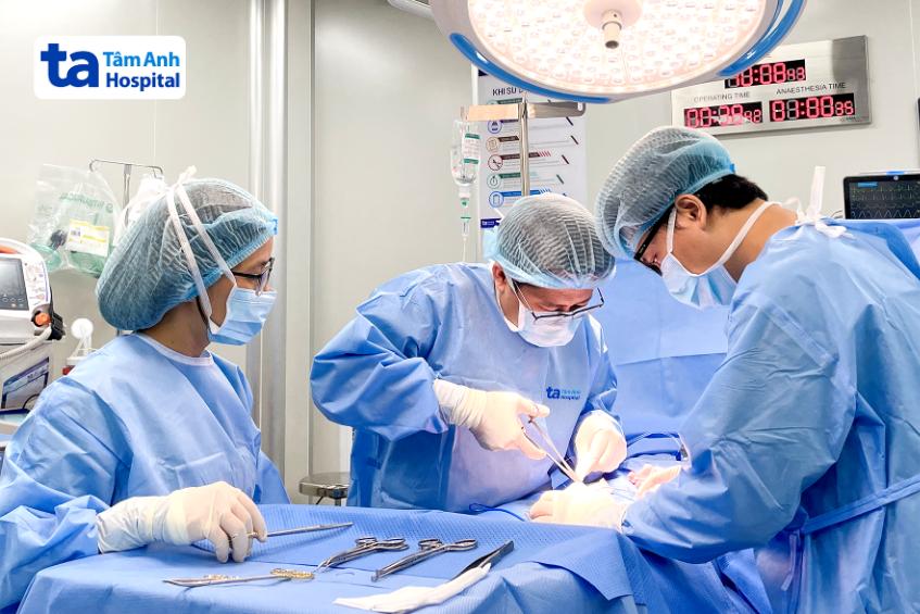 Bác sĩ Huy phẫu thuật chỉnh cong dương vật cho anh Thái