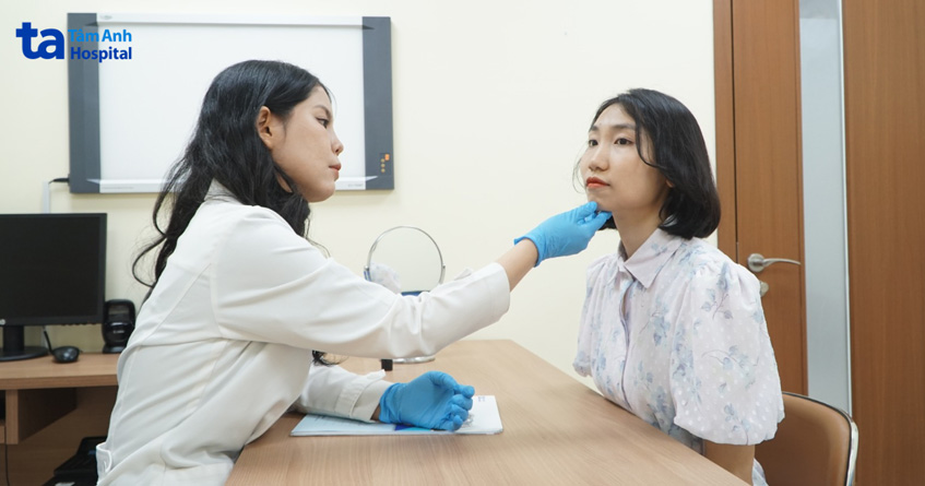 bác sĩ khám lâm sàn