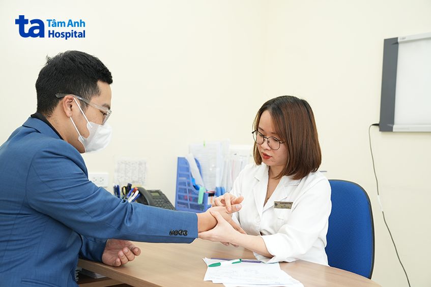 Bác sĩ khám tình trạng đau ngón tay cái