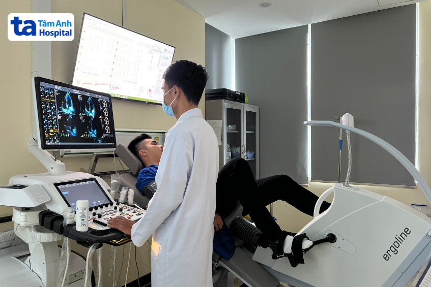 Bác sĩ khảo sát hoạt động tim bằng phương pháp siêu âm tim gắng sức xe đạp tại BVĐK Tâm Anh