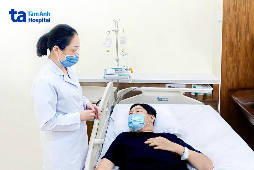 bác sĩ kiểm tra sức khỏe người bệnh