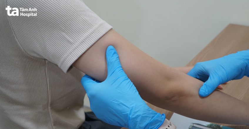 bác sĩ kiểm tra tình trạng da