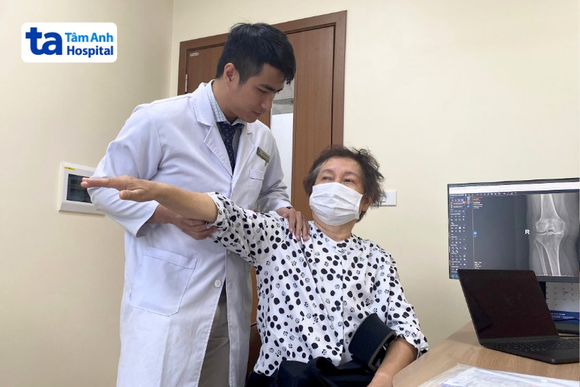 bác sĩ kiểm tra tình trạng vai bà ánh