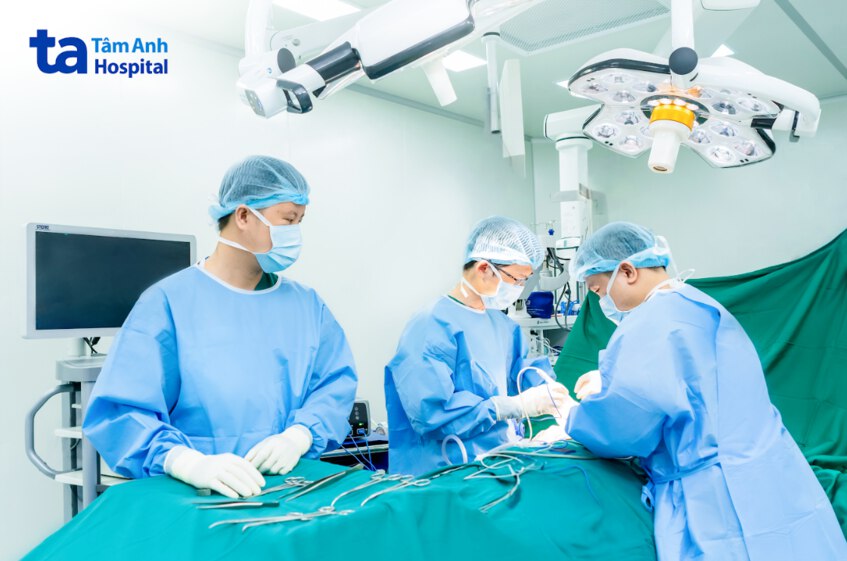 bác sĩ kịp thời phẫu thuật cho chị H
