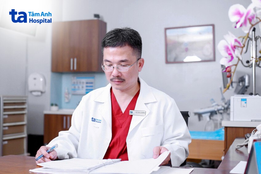 PGS.TS.BS Lê Hoàng theo dõi hồ sơ bệnh án của người bệnh