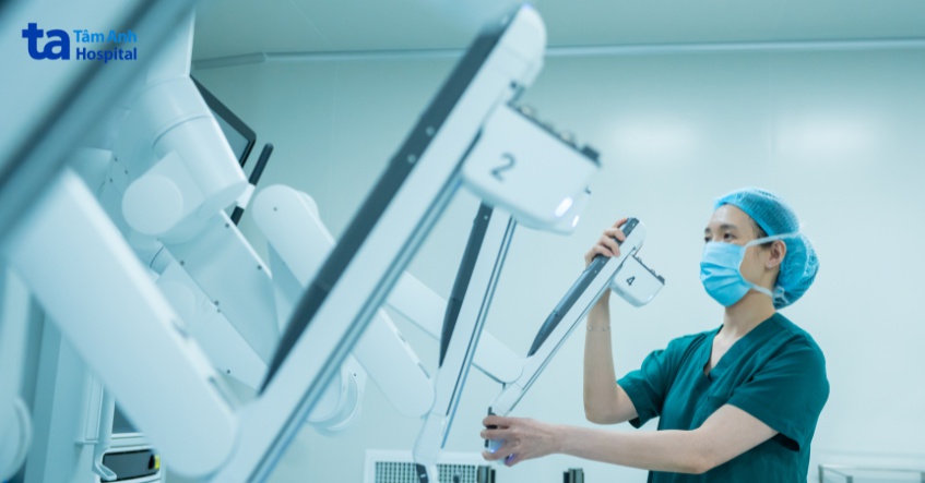 bác sĩ liên kiểm tra hệ thống cánh tay robot