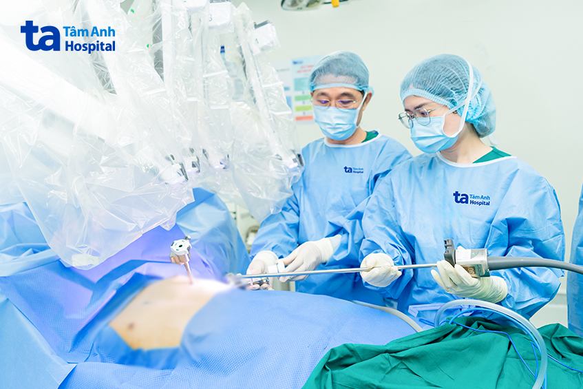 Bác sĩ mở đường mổ nhỏ để đưa cánh tay robot