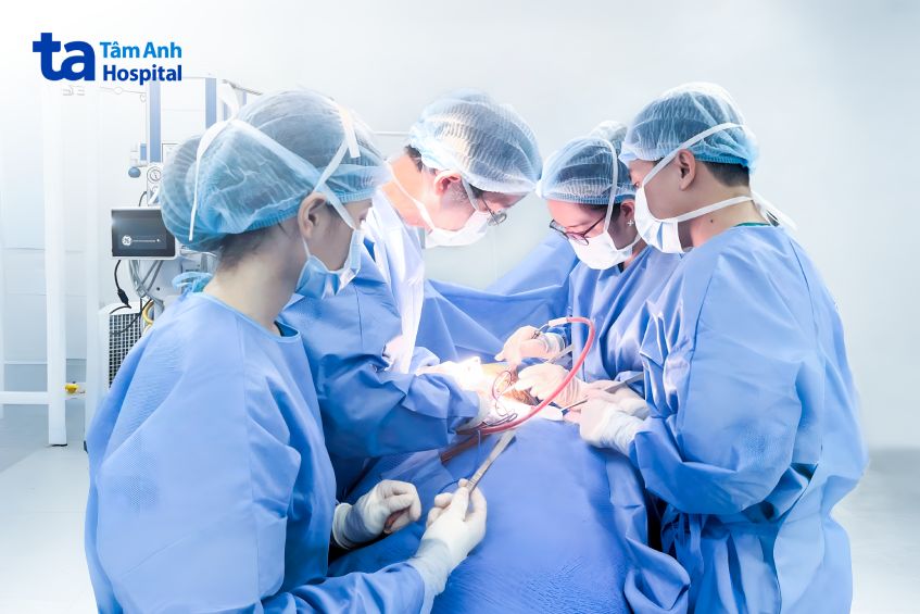 Bác sĩ mổ lấy trọn vẹn bướu giáp cho bệnh nhân