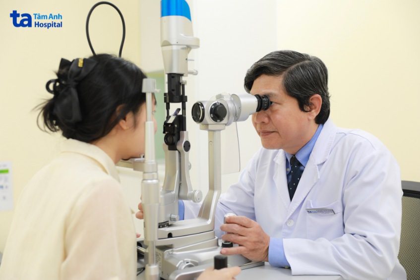 bác sĩ nghĩa đang khám mắt cho bệnh nhân