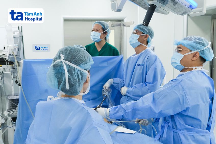 Bác sĩ ngoại nhi phẫu thuật cắt bỏ ruột thừa cho trẻ