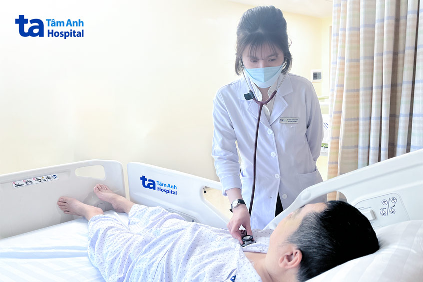 Bác sĩ Ngọc Anh kiểm tra sức khỏe cho anh Hải trước lúc xuất viện