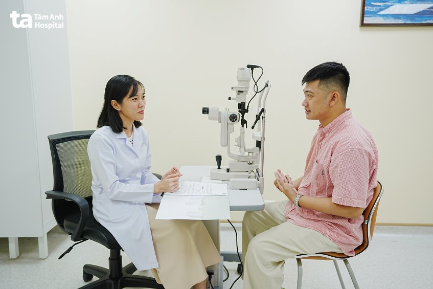 bác sĩ ngọc anh tư vấn trước khi phẫu thuật cận