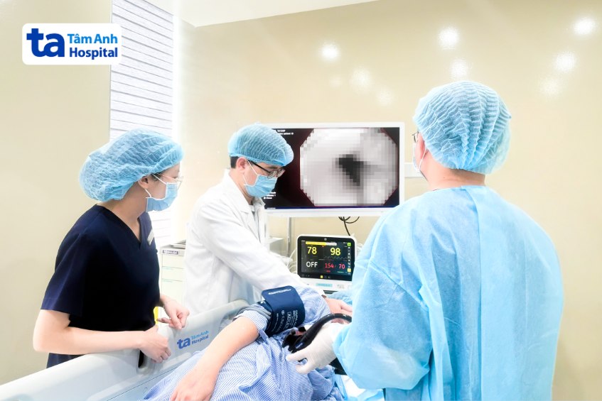 bác sĩ nội soi cho bệnh nhi bị loét dạ dày