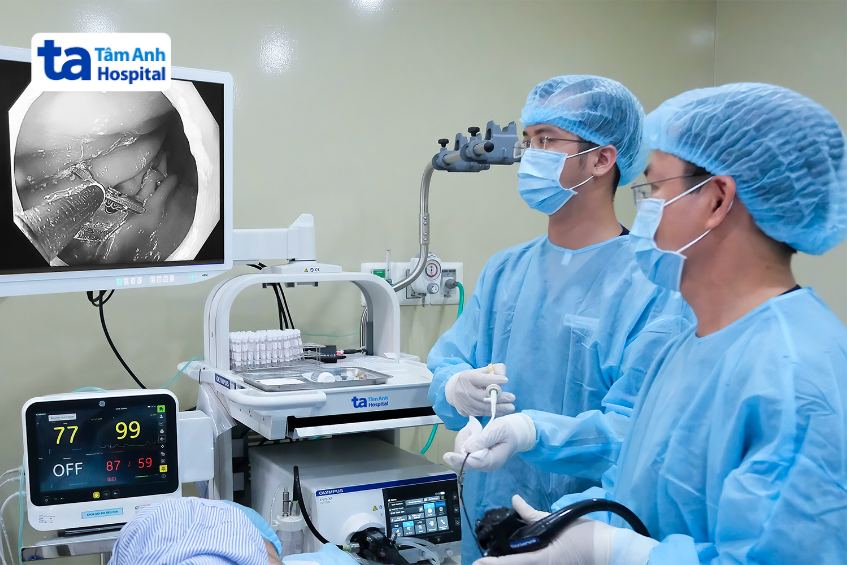 bác sĩ nội soi lấy mẫu mô dạ dày