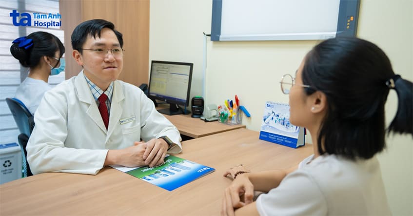 bác sĩ phan huỳnh tiến đạt tư vấn điều trị cho bệnh nhân