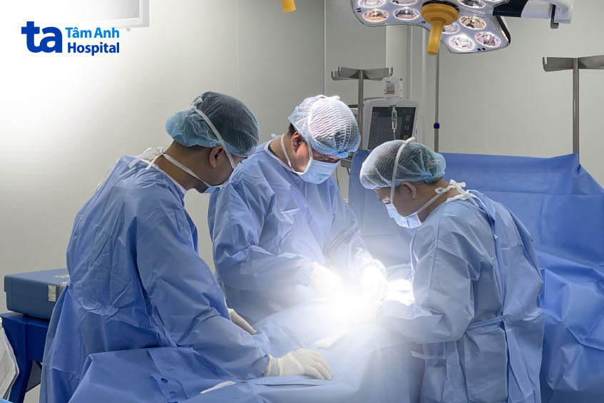 bác sĩ phẫu thuật cho người bệnh