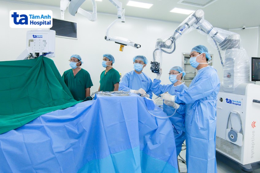 bác sĩ phẫu thuật điều trị u sọ hầu