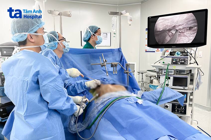 Bác sĩ phẫu thuật nội soi nâng ngực cho bệnh nhân