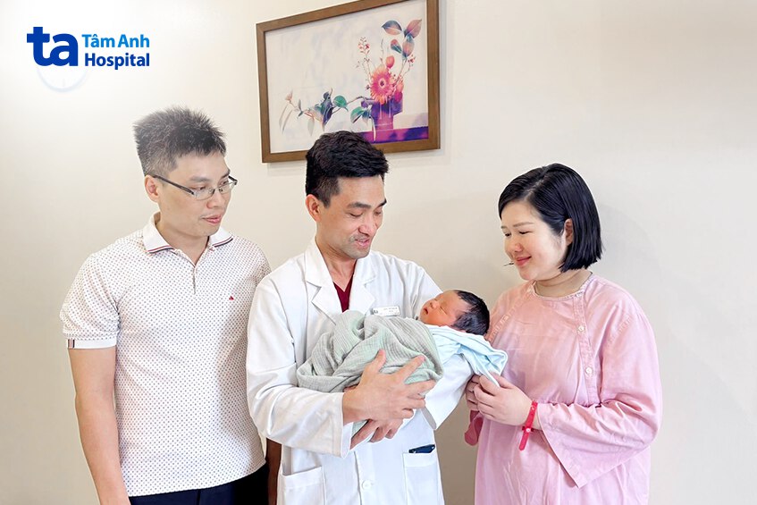 Bác sĩ Quý thăm gia đình chị Giang trước khi xuất viện