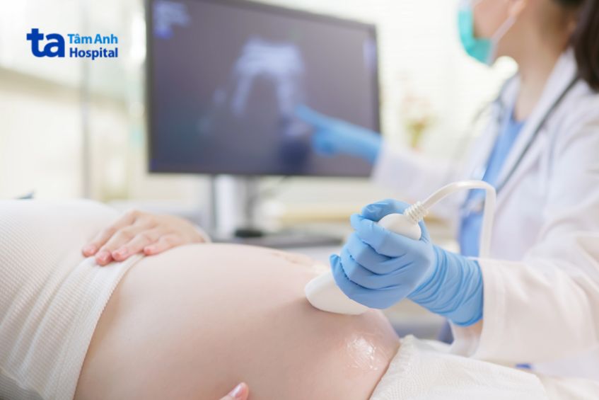 Bác sĩ sẽ kiểm tra sự phát triển của thai nhi và chỉ số nước ối thông qua siêu âm
