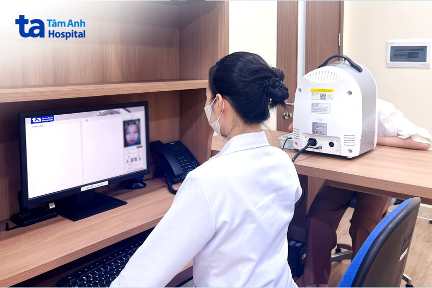 bác sĩ soi da công nghệ cao