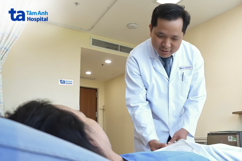 bác sĩ thăm bệnh nhân