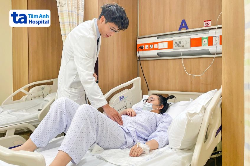 bác sĩ thăm khám cho trẻ sau mổ nội soi ruột thừa