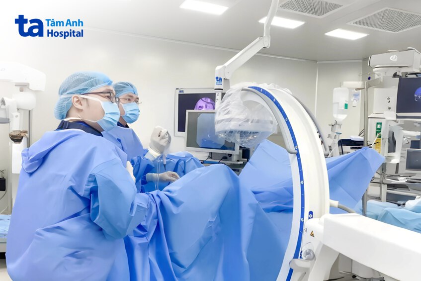 bác sĩ thực hiện nội soi tán sỏi ngược dòng bằng ống mềm cho bệnh nhân