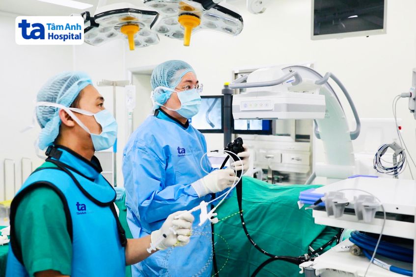 bác sĩ thực hiện nội soi