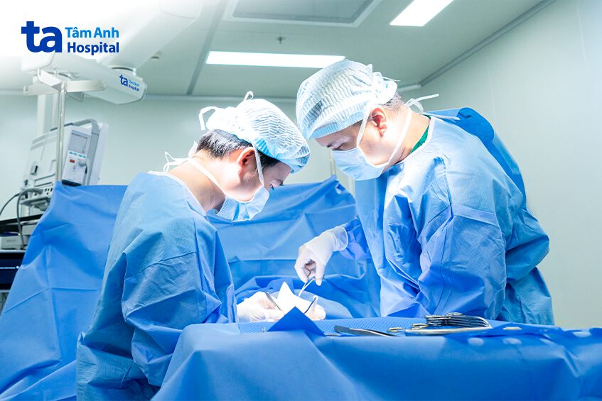 bác sĩ thực hiện