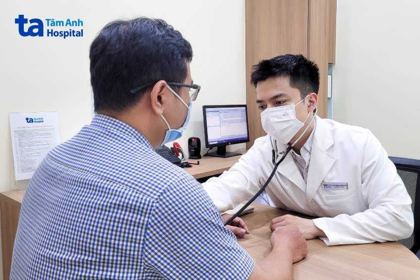 Bác sĩ Thủy khám cho một người bệnh tại phòng khám Đa khoa Tâm Anh Quận 7