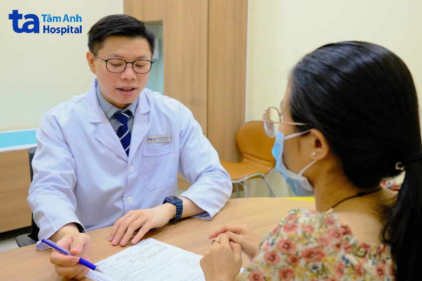 bác sĩ tiến sỹ khám cho người bệnh