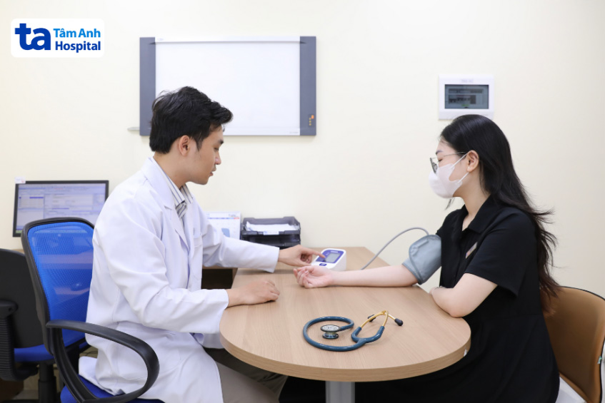 Bác sĩ Tim mạch can thiệp, BVĐK Tâm Anh thăm khám bệnh nhân