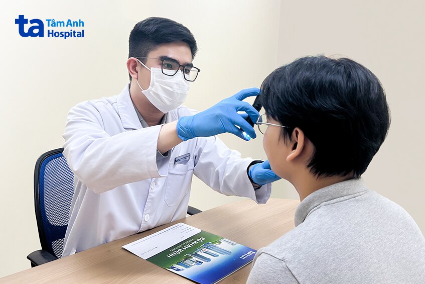 bác sĩ trí khám cho một người bệnh